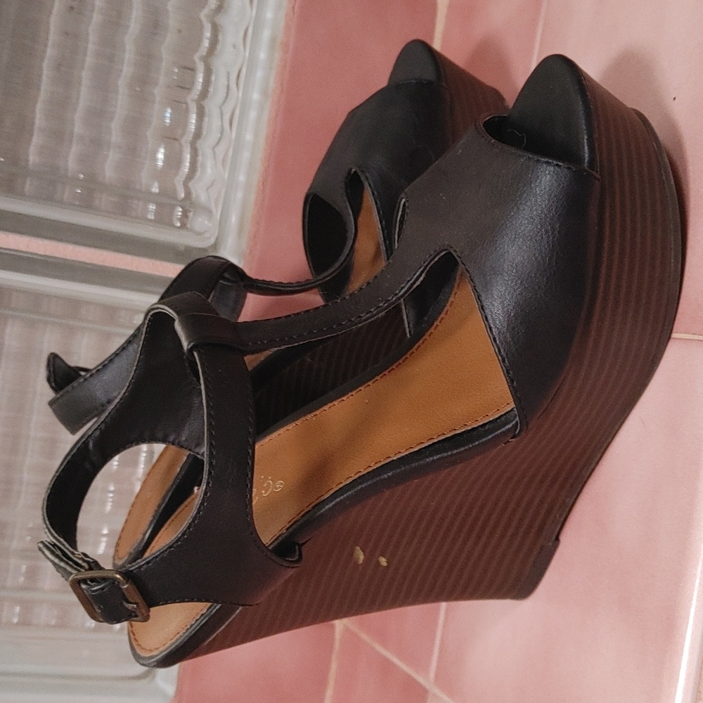 3 Heels - Picture 4 of 7